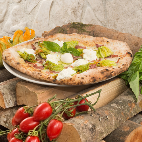 Pizza Ciurillo con fiori di zucca freschi di stagione.
