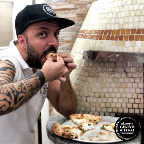 Pasquale Russo con la Pizza Fior di Tarallo, la pizza con tarallo sbriciolato della pizzeria Gigino e Figli di Napoli