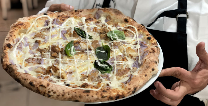 Lola è la pizza con patata viola della pizzeria Gigino&Figli di Napoli
